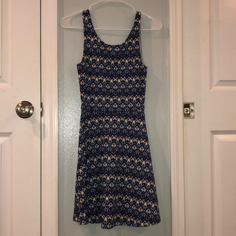 Patterned blue and white casual dress